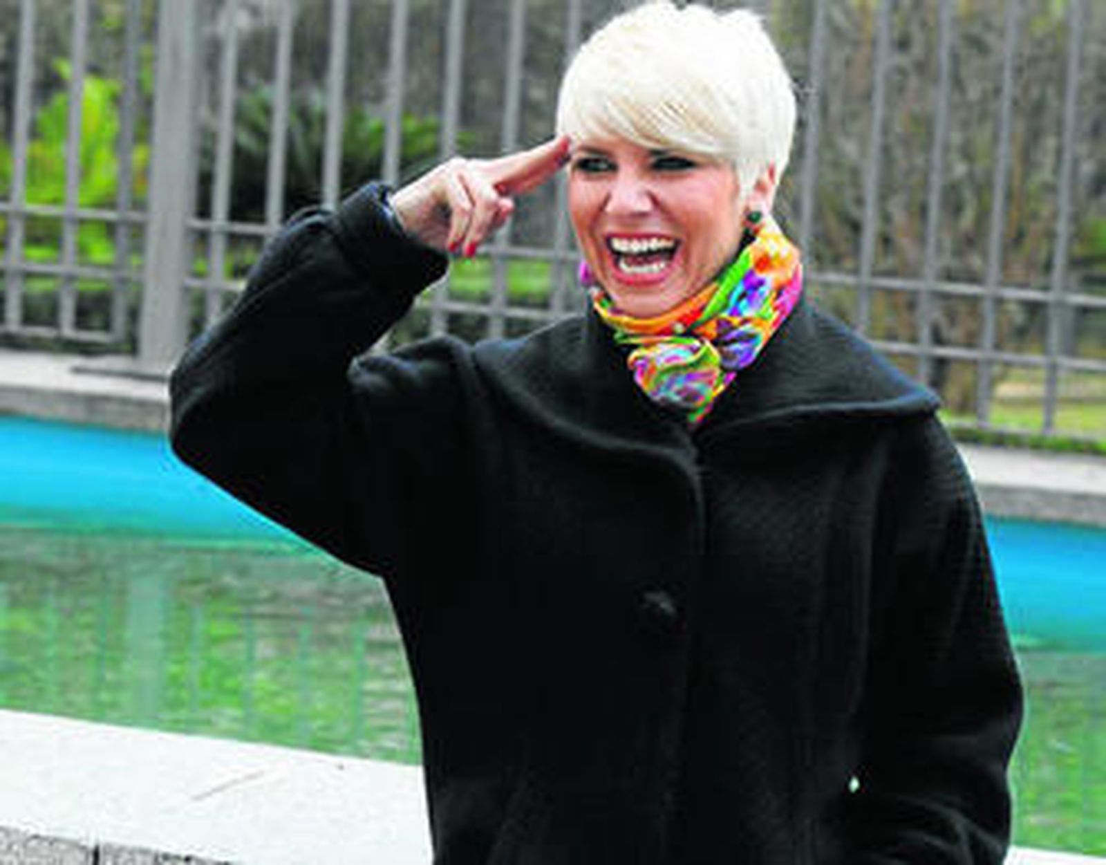 La cantante, más rubia que nunca, posa sonriente para nuestro periódico.