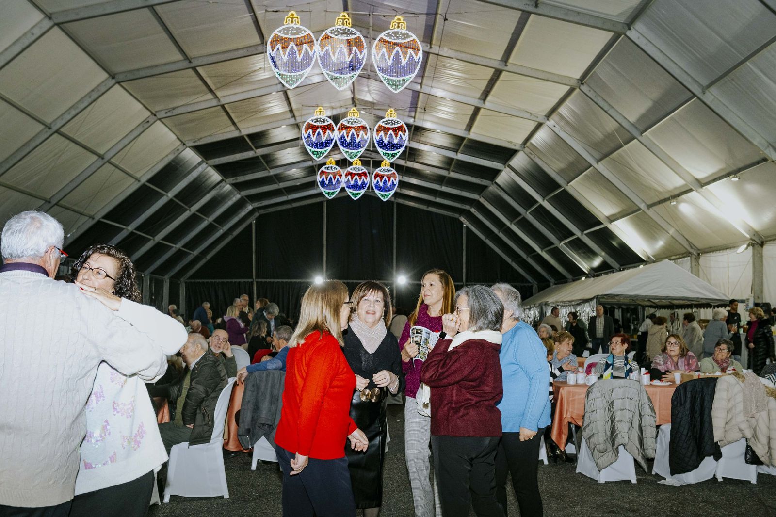 La comida, organizada por la concejalía de Fiestas y Mayores del Ayuntamiento de La Zubia, ha tenido lugar en la caseta municipal