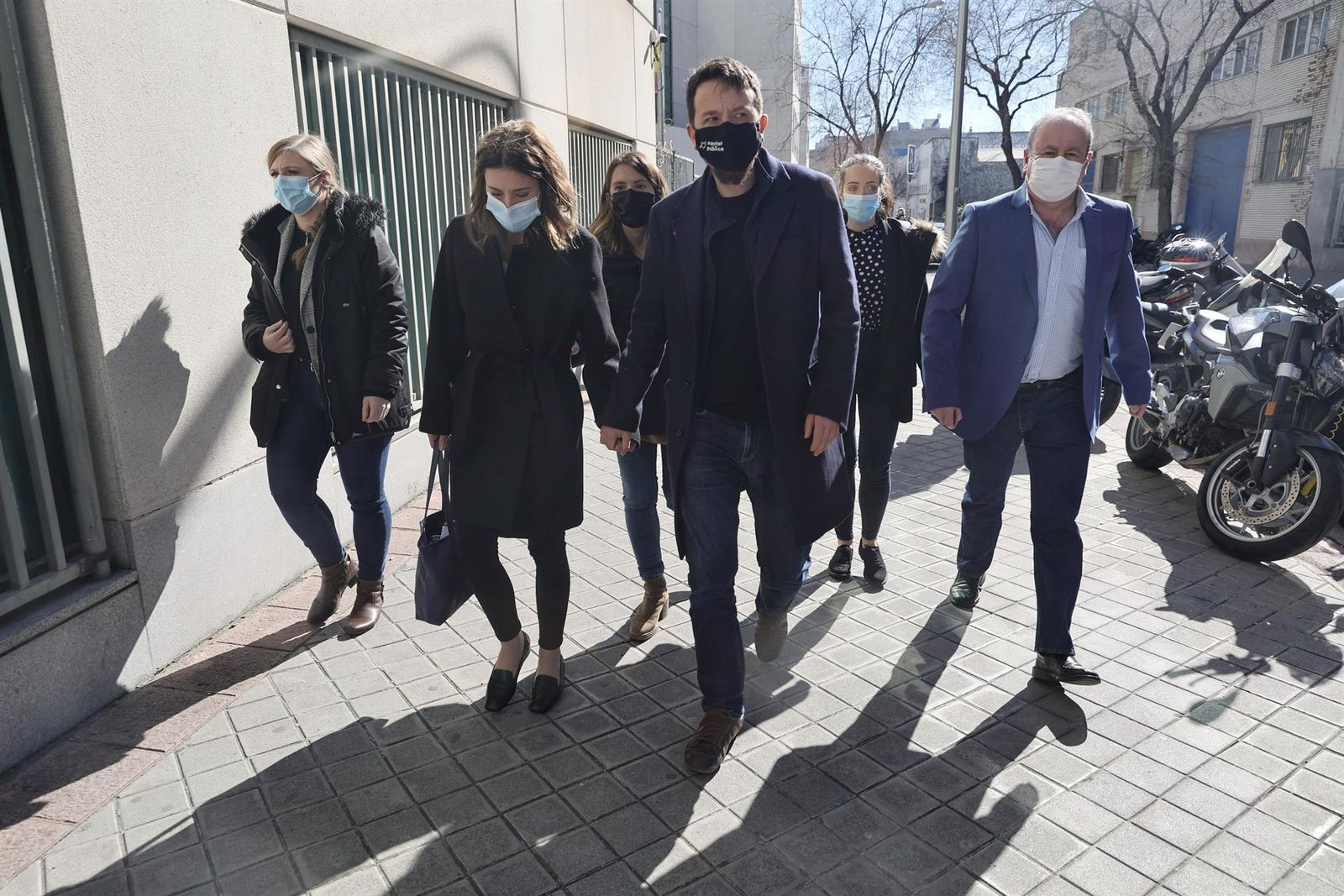 La ministra de Igualdad, Irene Montero, y el exvicepresidente del gobierno Pablo Iglesias saliendo del juicio