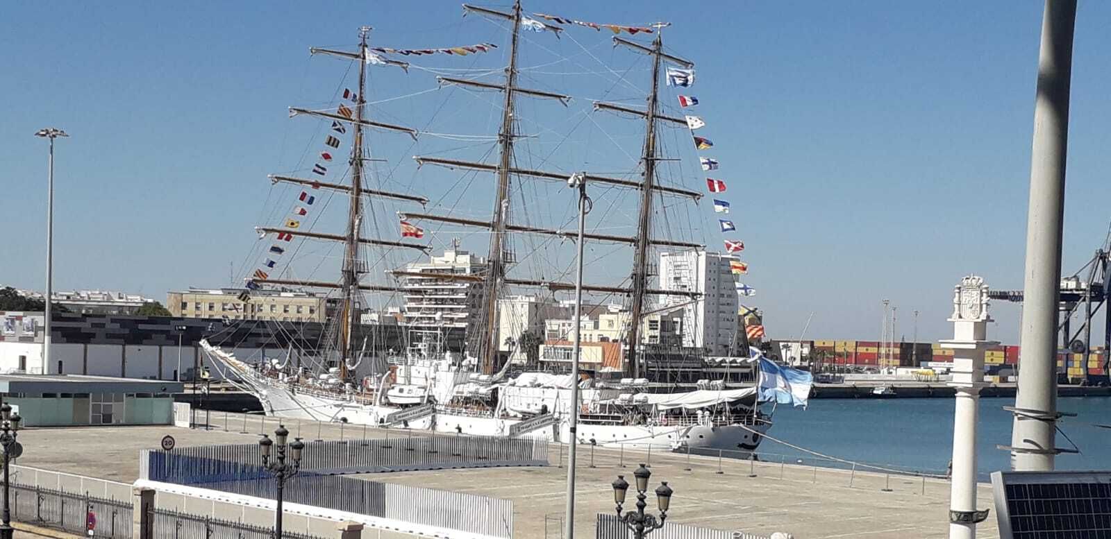 El buque escuela argentino ‘Libertad’ quedó este domingo atracado en el Muelle Ciudad