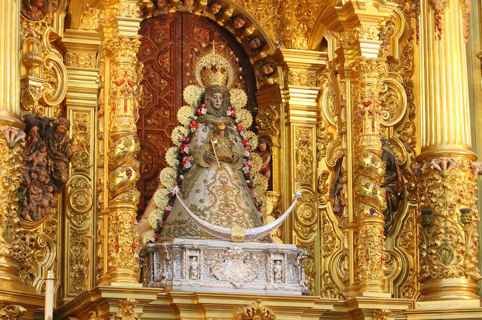 El Rocío celebra La Candelaria con la presentación de los niños a la Virgen, en imágenes