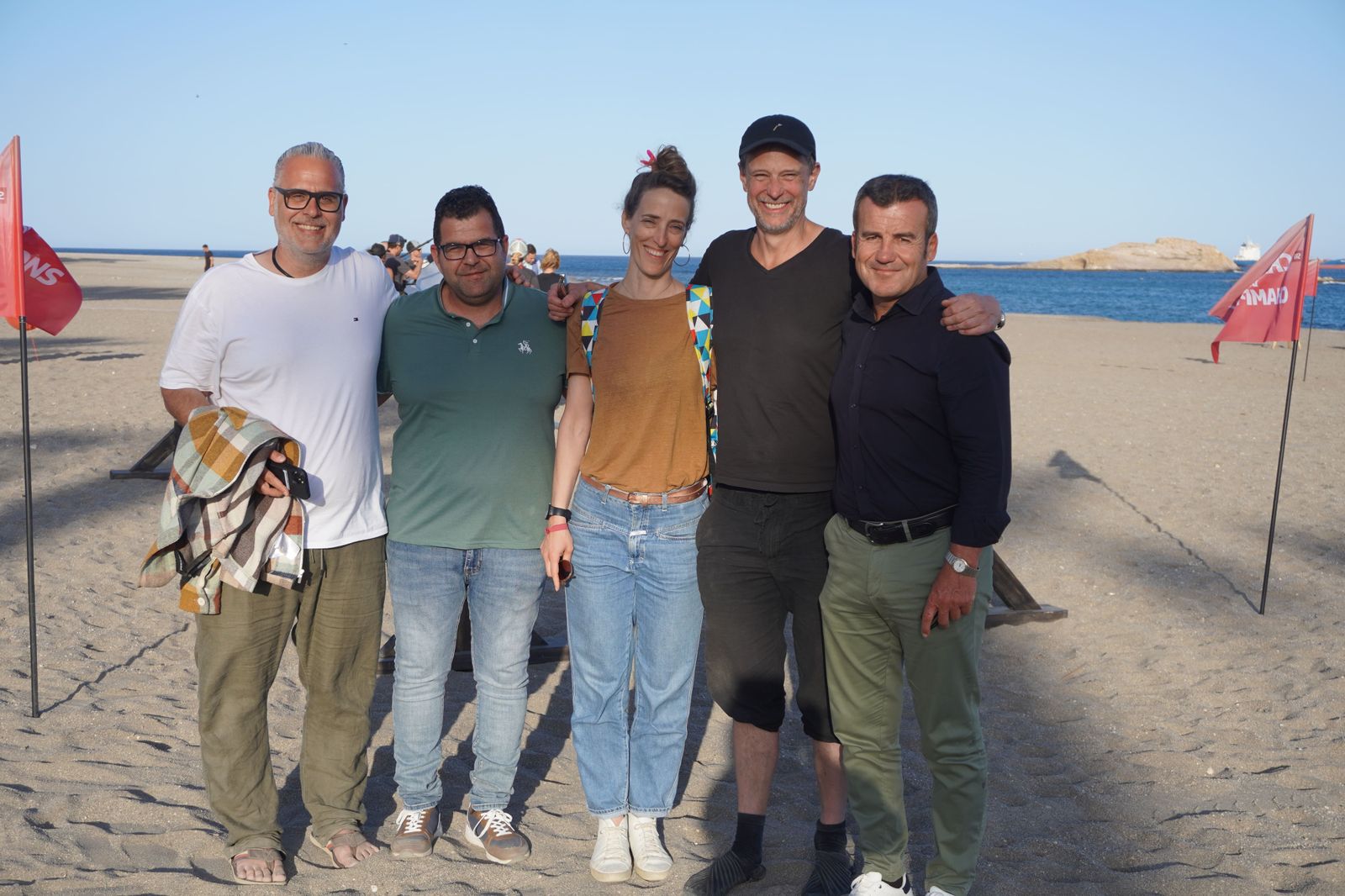 El alcalde de Carboneras, Salvador Hernández visitaba al equipo de este programa en la playa.
