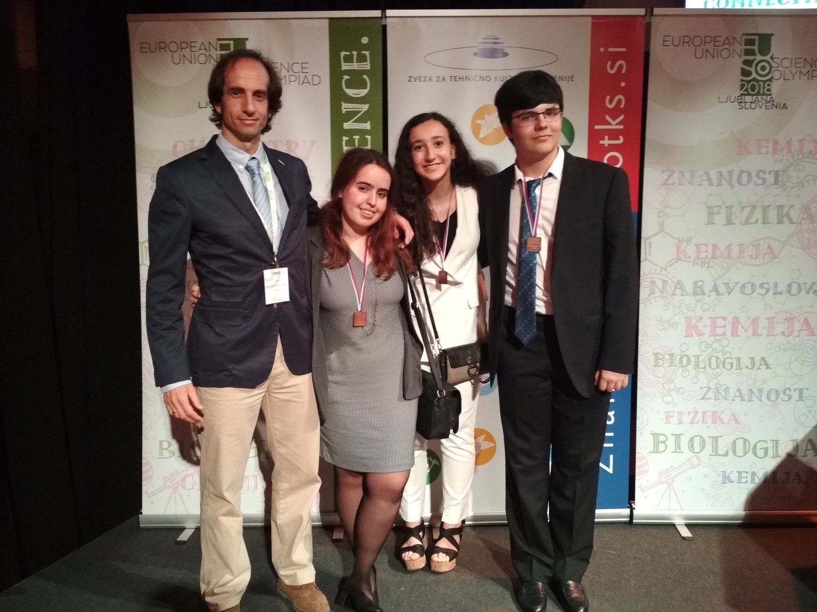 Rosa María Hernández Gómez, Ángela Martínez Senra y José Luis Narbona Valiente, junto a su representante en Eslovenia.