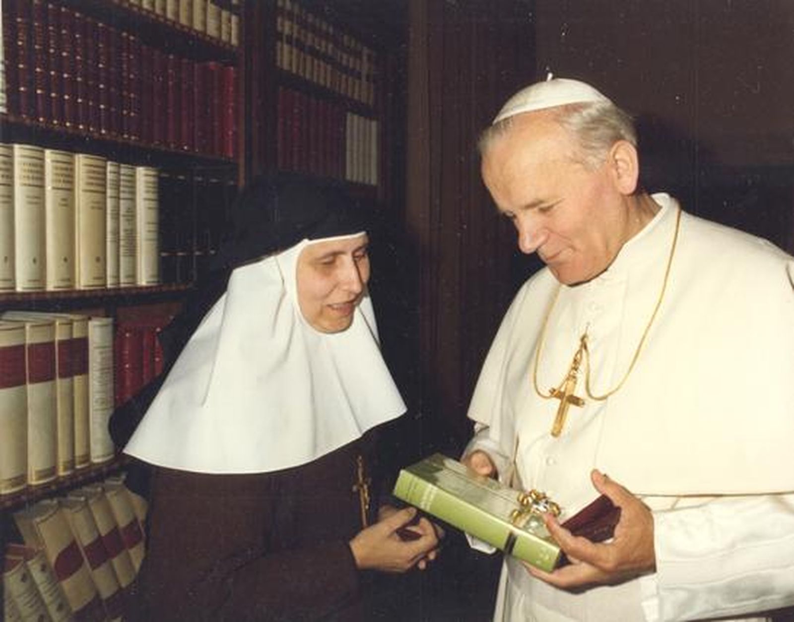 Madre María de la Purísima le entrega al Papa un libro sobre el pensamiento de Santa Ángela, en su biblioteca de Roma.