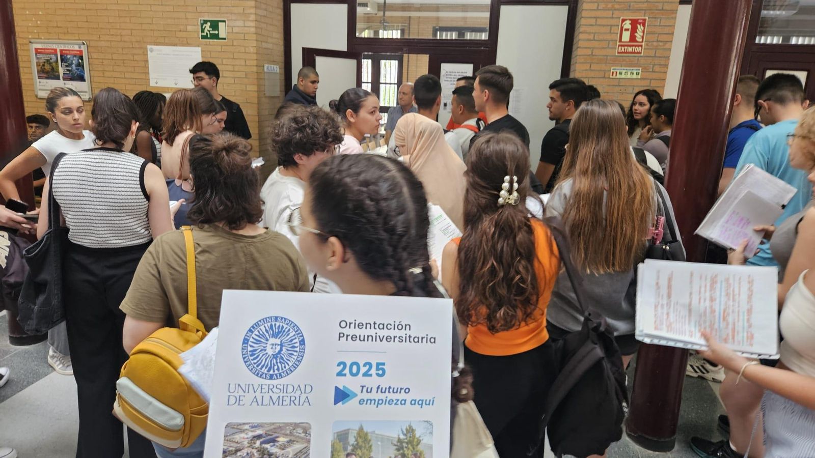 Momento en el que el alumnado accedía a sus aulas para el segundo examen de la primera jornada de la PAU en la UAL. Momento en el que el alumnado accedía a sus aulas para el segundo examen de la primera jornada de la PAU en la UAL.