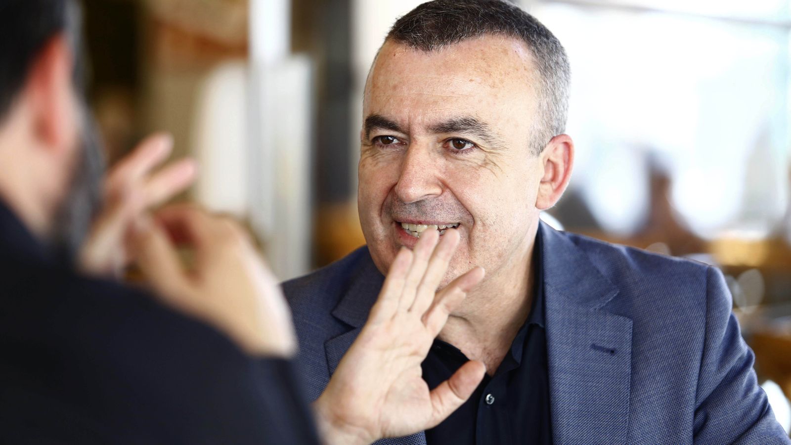 El autor, en plena conversación.