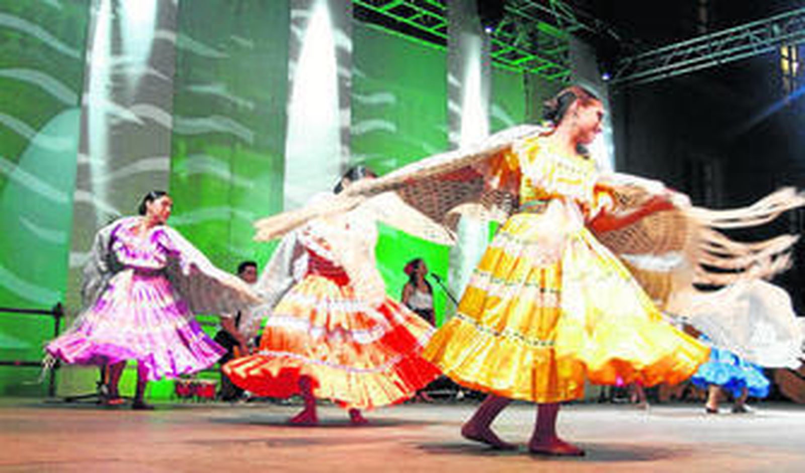 Danzas de Perú, Senegal, Murcia y Almería cierran el Festival de Folclore