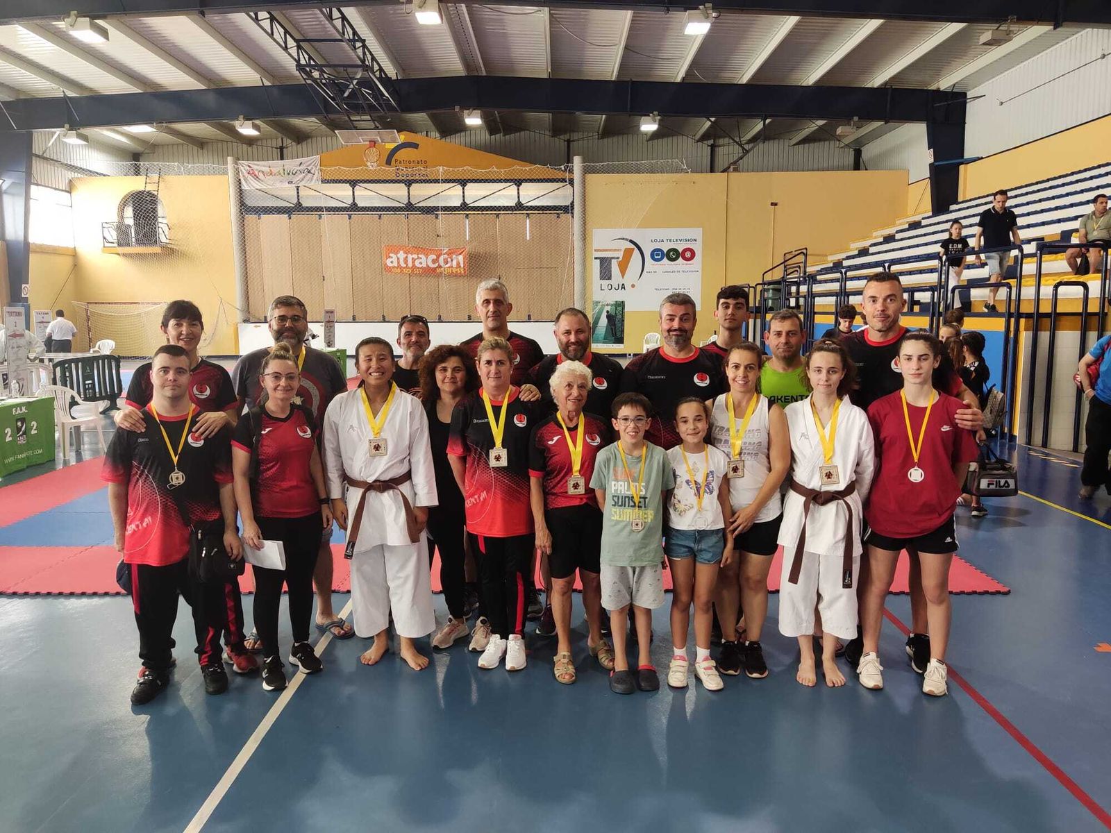 Foto de familia de los integrantes del Club Dankentai que viajaron a Loja.