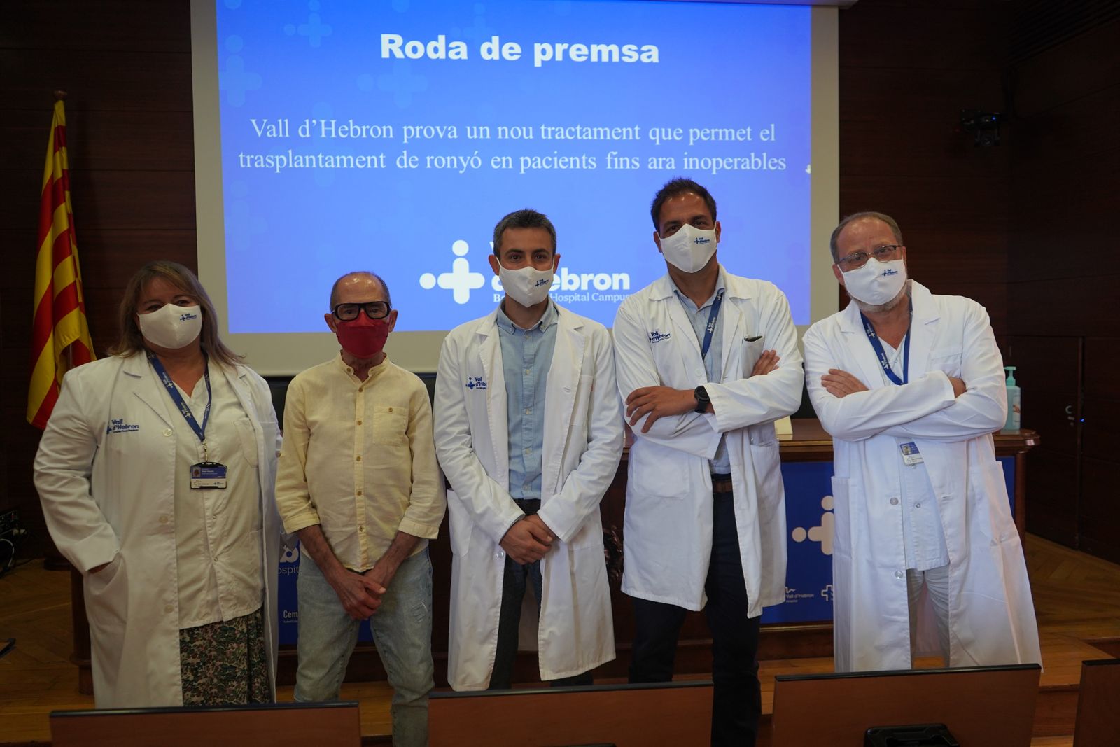 El equipo médico del Vall d'Hebron, con el paciente.