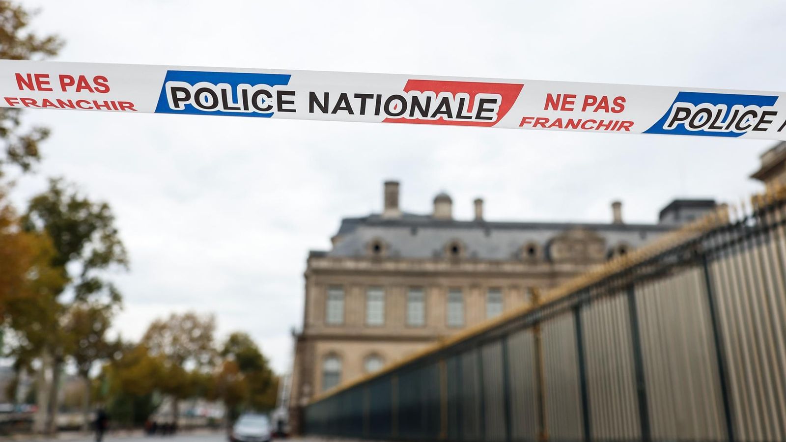 Cordón policial entorno al Museo del Louvre tras el robo.