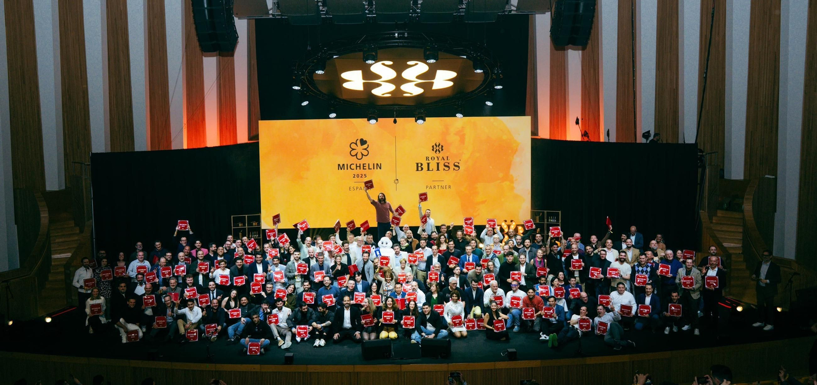 Entrega de distintivos de Royal Bliss.