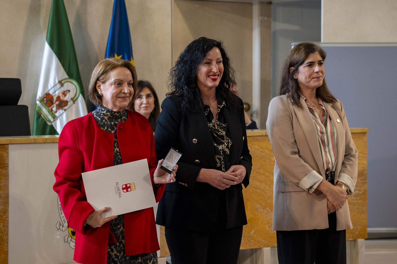 Almería rinde homenaje a su personal municipal con la imposición de los Escudos de Oro