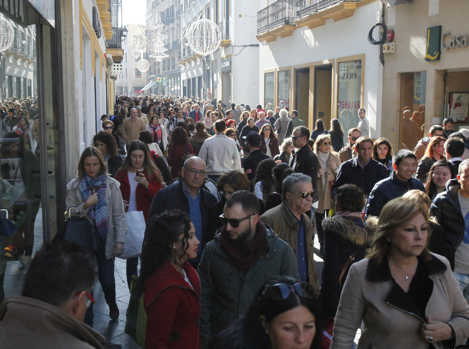 La calle Tetuán de Sevilla, llena de personas.