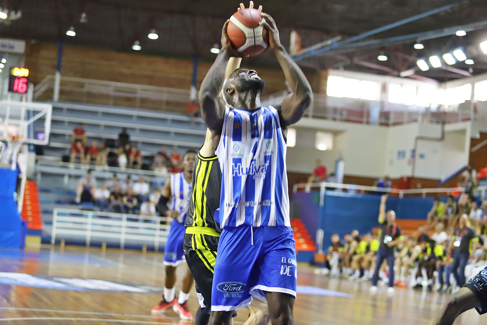 Imágenes de la Primera jornada de la fase final a LEB Plata: Huelva Comercio Viridis vs Refitel Basket Lliria