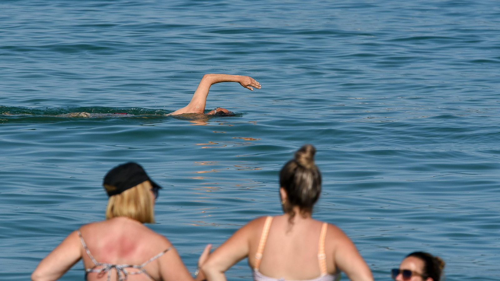 Fotos de la tarde en la playa del El Rinconcillo en plena ola de calor