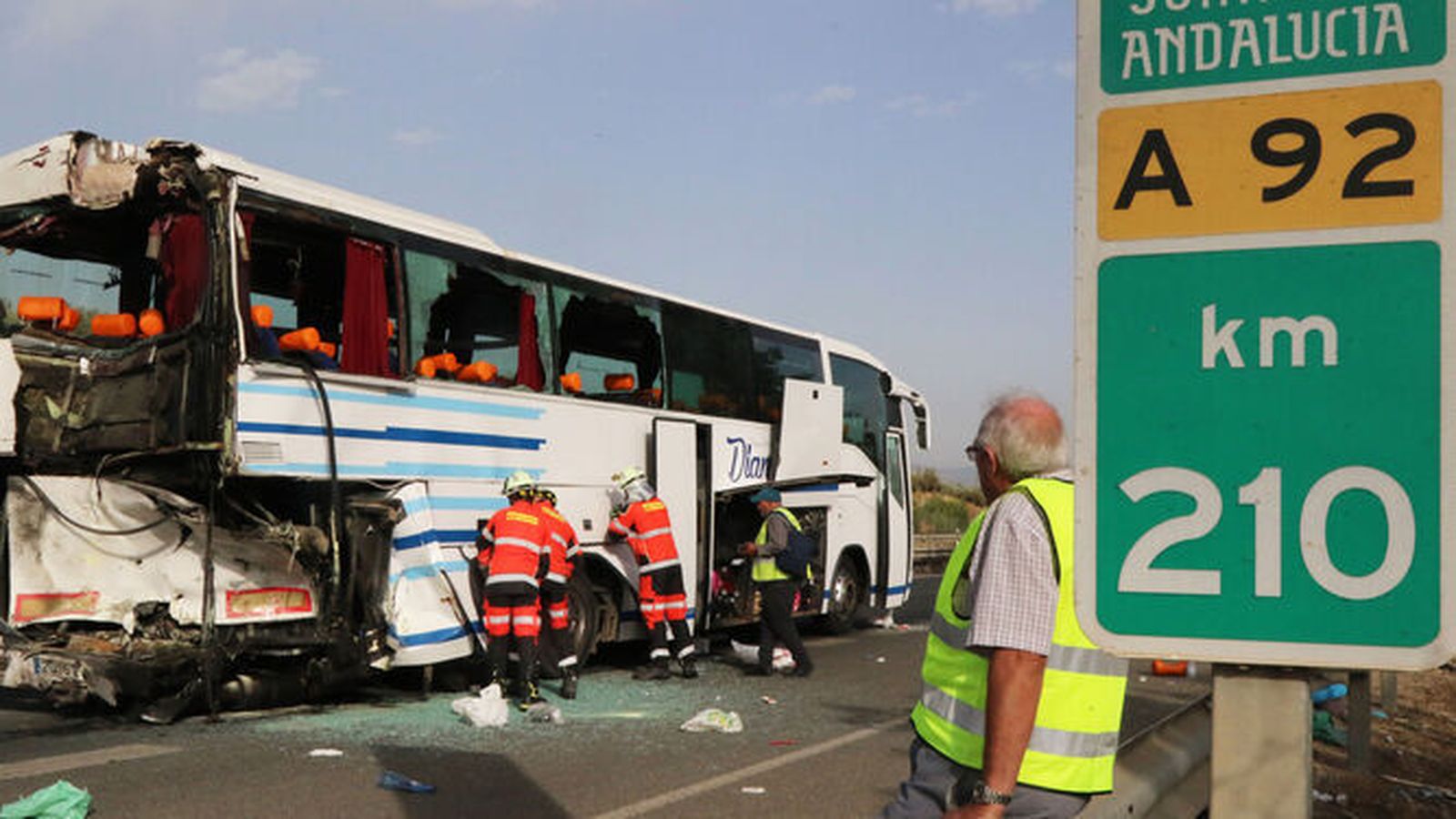 El SAS agradece la labor de los primeros intervinientes en el accidente de dos autobuses y un turismo en Moraleda de Zafayona