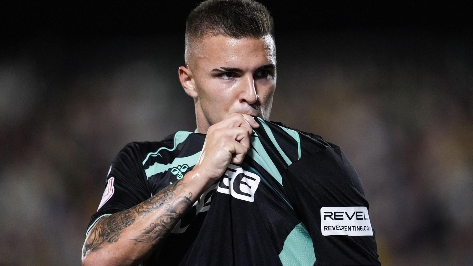 Pablo García se besa el escudo del Betis en Palma del Río.