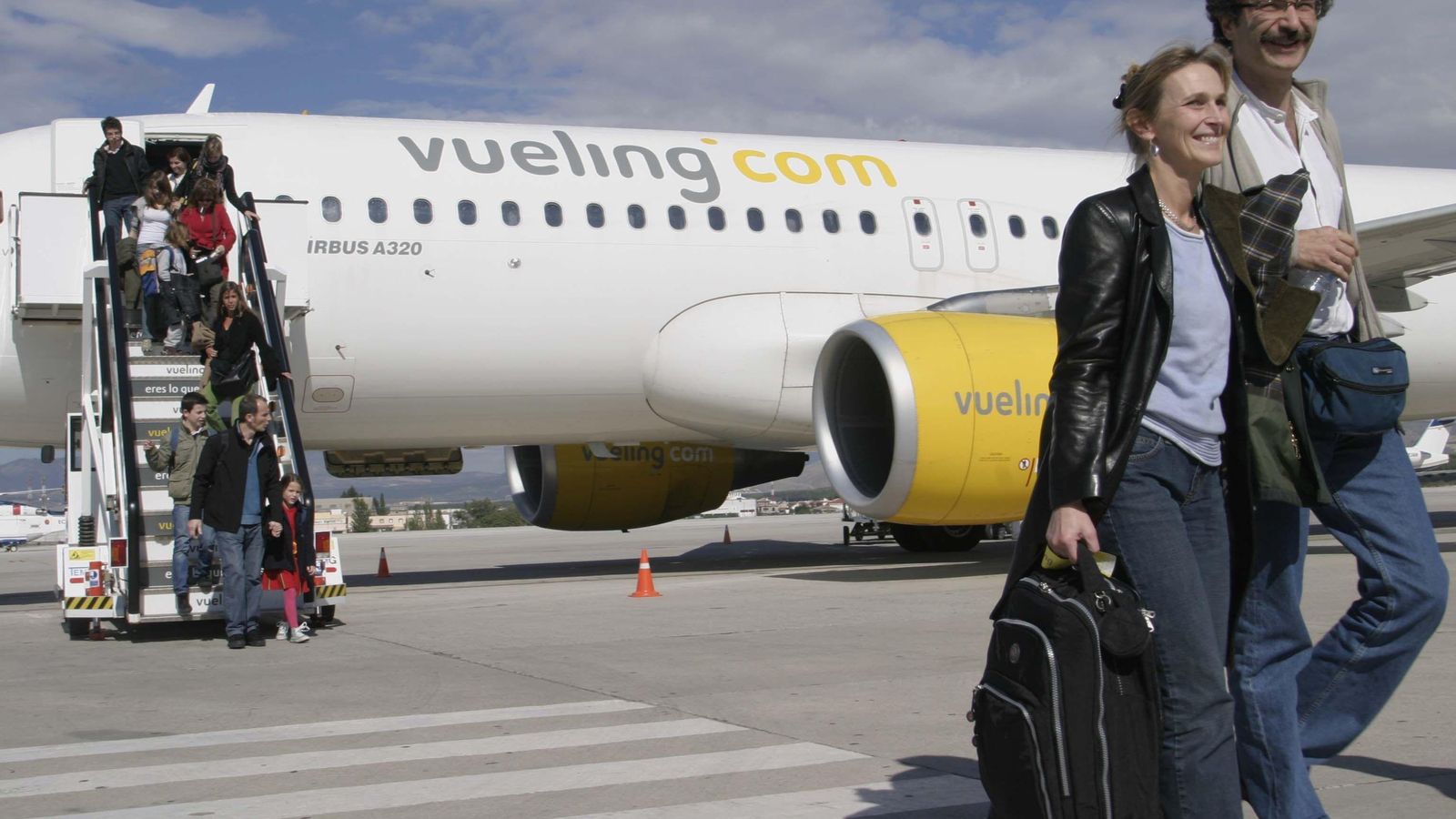 VUELING. Operó vuelos con Roma, Madrid, Barcelona y París durante la época de las subvenciones. Ahora tan sólo mantiene las rutas con El Prat y el Charles de Gaulle VUELING. Operó vuelos con Roma, Madrid, Barcelona y París durante la época de las subvenciones. Ahora tan sólo mantiene las rutas con El Prat y el Charles de Gaulle