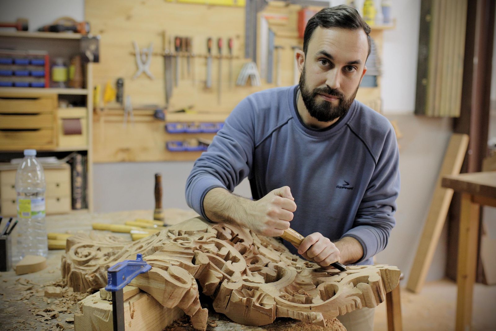 El tallista isleño Manuel Oliva, en su taller.