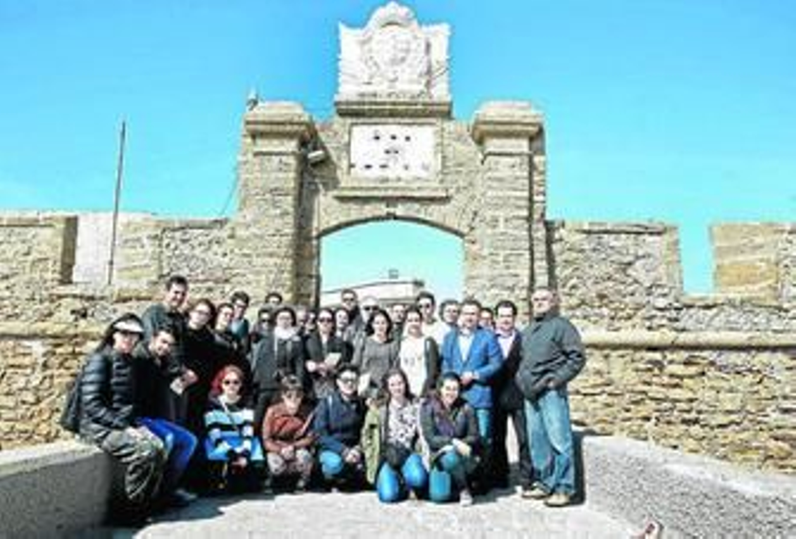 El grupo que está participando en el curso sobre la escenografía de la 'Atlántida', ayer en el Castillo de San Sebastián.