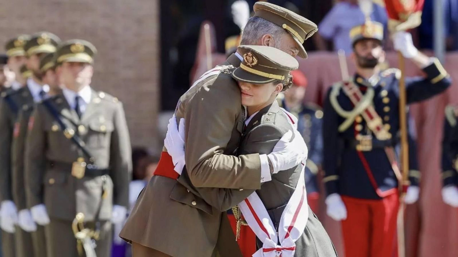 Felipe VI se funde en un cálido abrazo con la princesa Leonor Felipe VI se funde en un cálido abrazo con la princesa Leonor