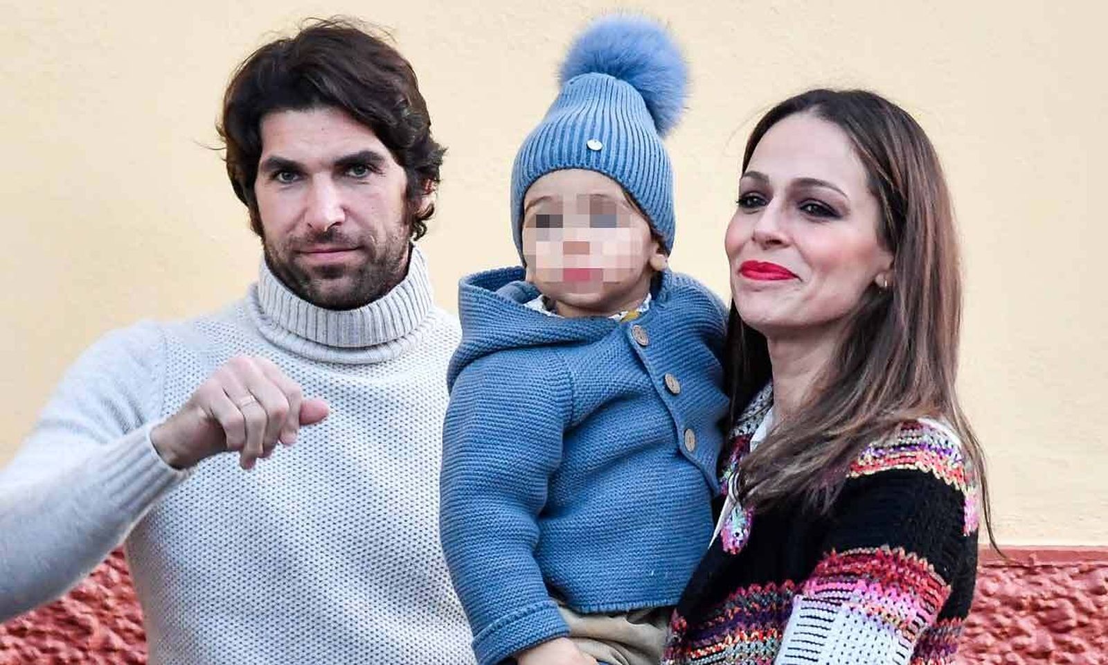 Cayetano Rivera y Eva González, con su pequeño.