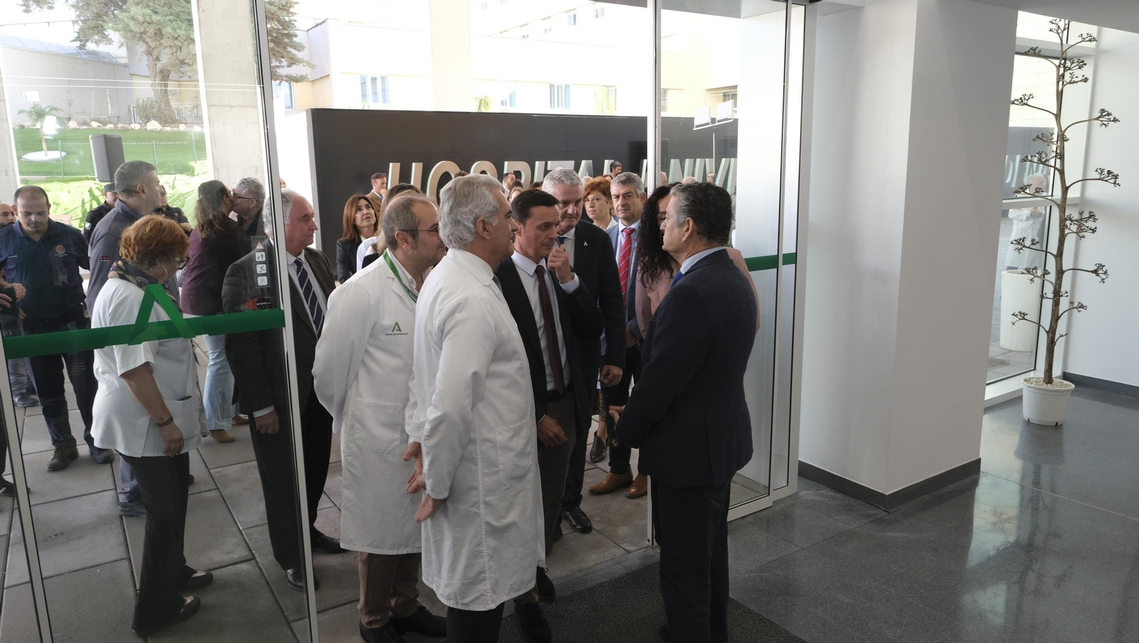 Visita del Consejero de Salud, Antonio Sanz, al nuevo edificio de consultas externas del Hospital Torrecárdenas, en imágenes
