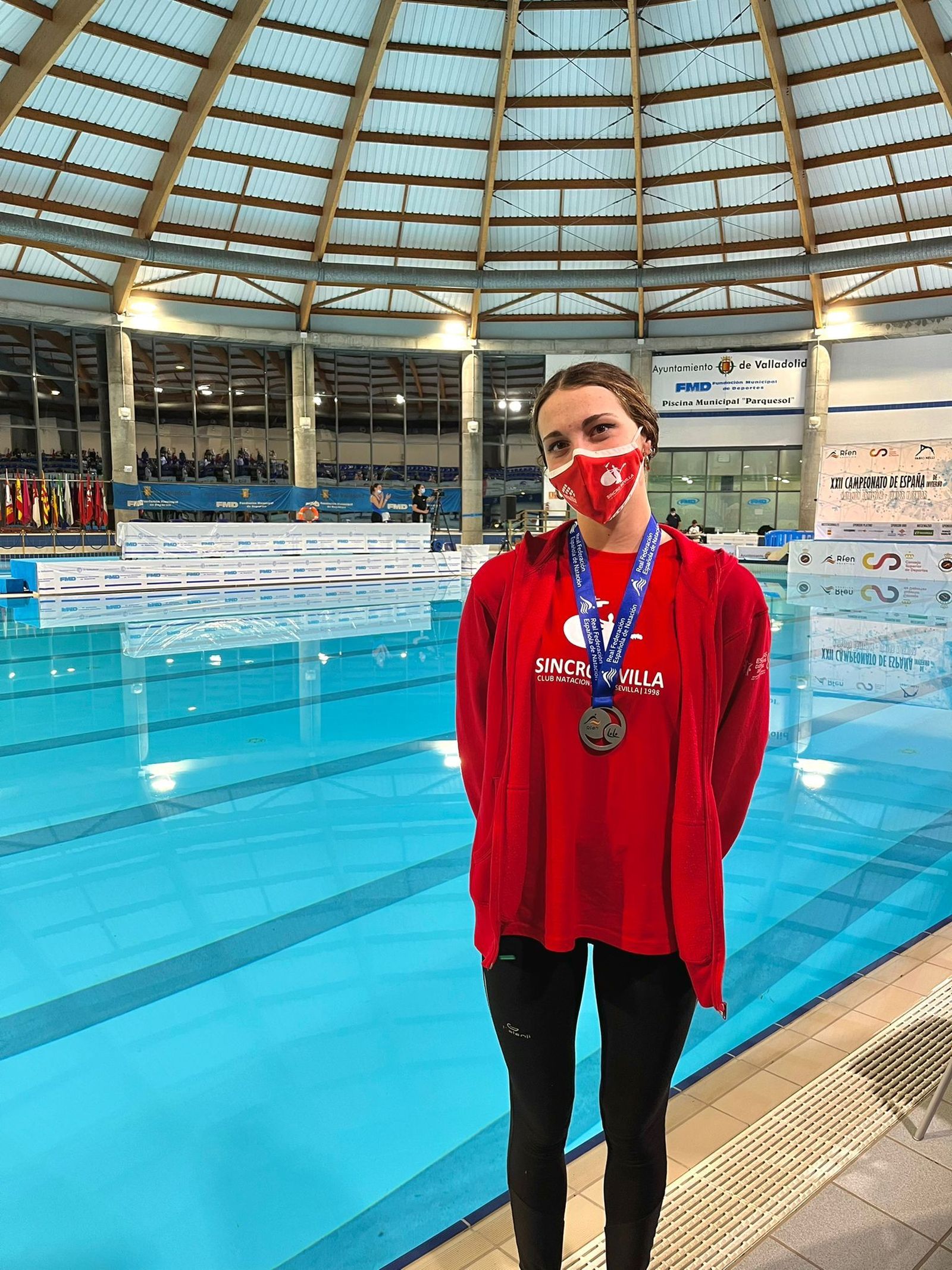 Marina García, con su medalla de plata júnior.