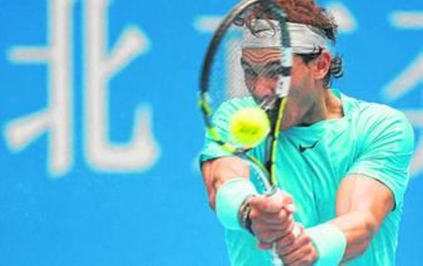 Rafael Nadal golpea la bola durante el encuentro ante Fabio Fognini.