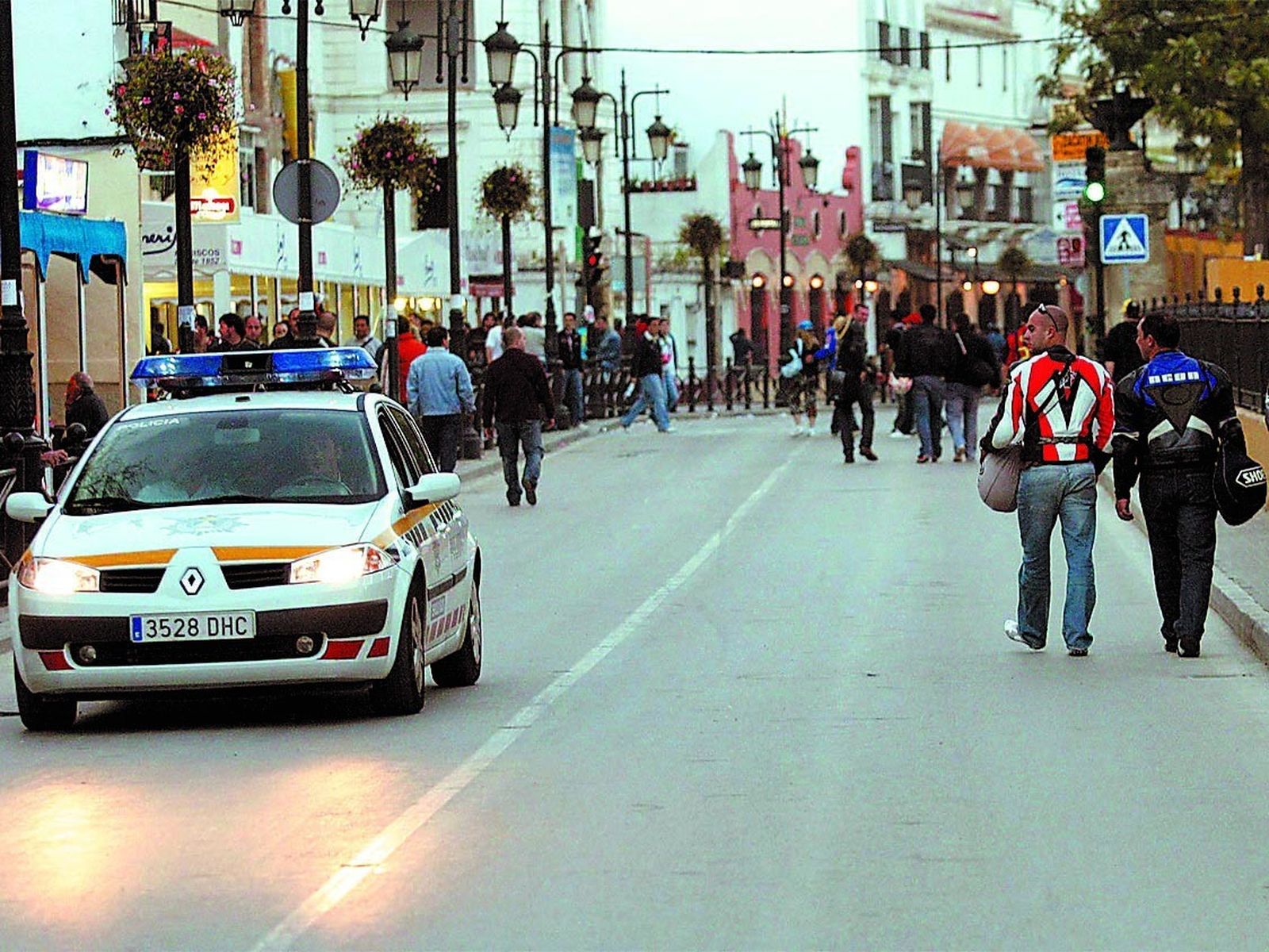 Un coche de la Policía Local, circulando por la Ribera del Marisco durante la motorada.
