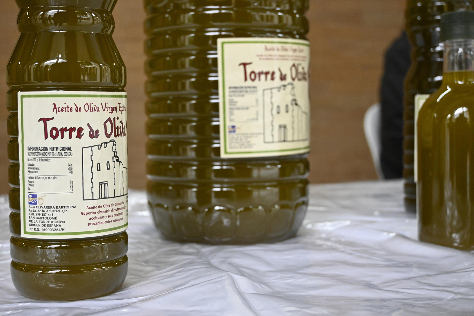 Stand de aceites en la Gran Vía de Huelva, en imágenes