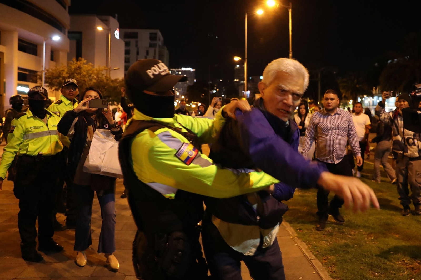La policía de Ecuador asalta la embajada de México para detener a un ex vicepresidente procesado por corrupción La policía de Ecuador asalta la embajada de México para detener a un ex vicepresidente procesado por corrupción