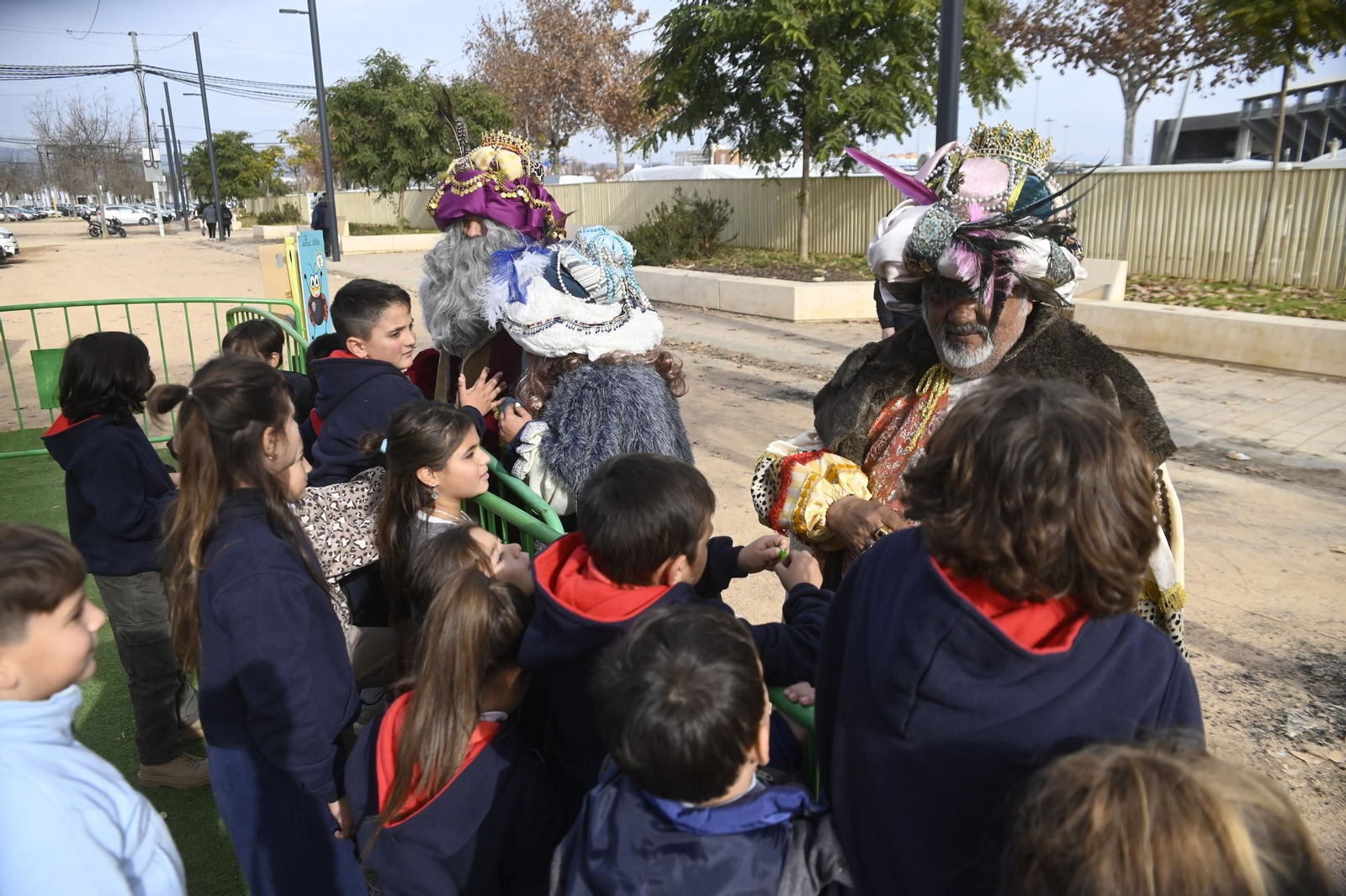 Los Reyes Magos visitan el mercadillo de El Arenal