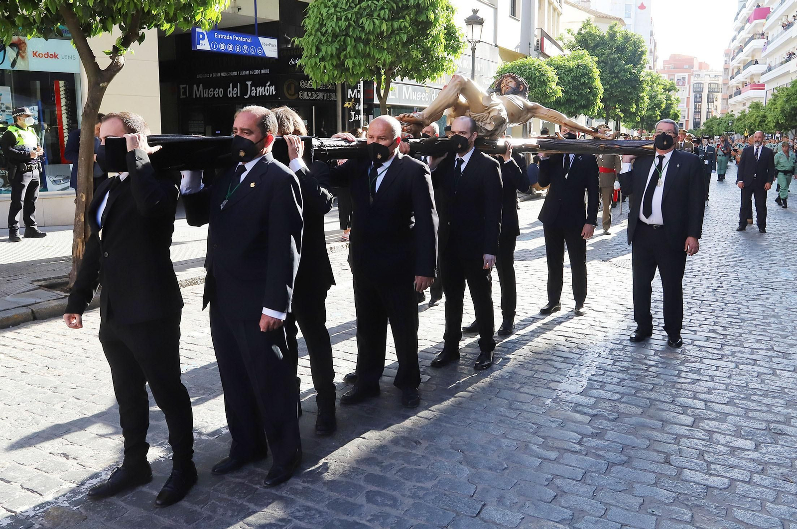 La Legión acompaña al Cristo de la Vera+Cruz en su procesión por Huelva, en imágenes