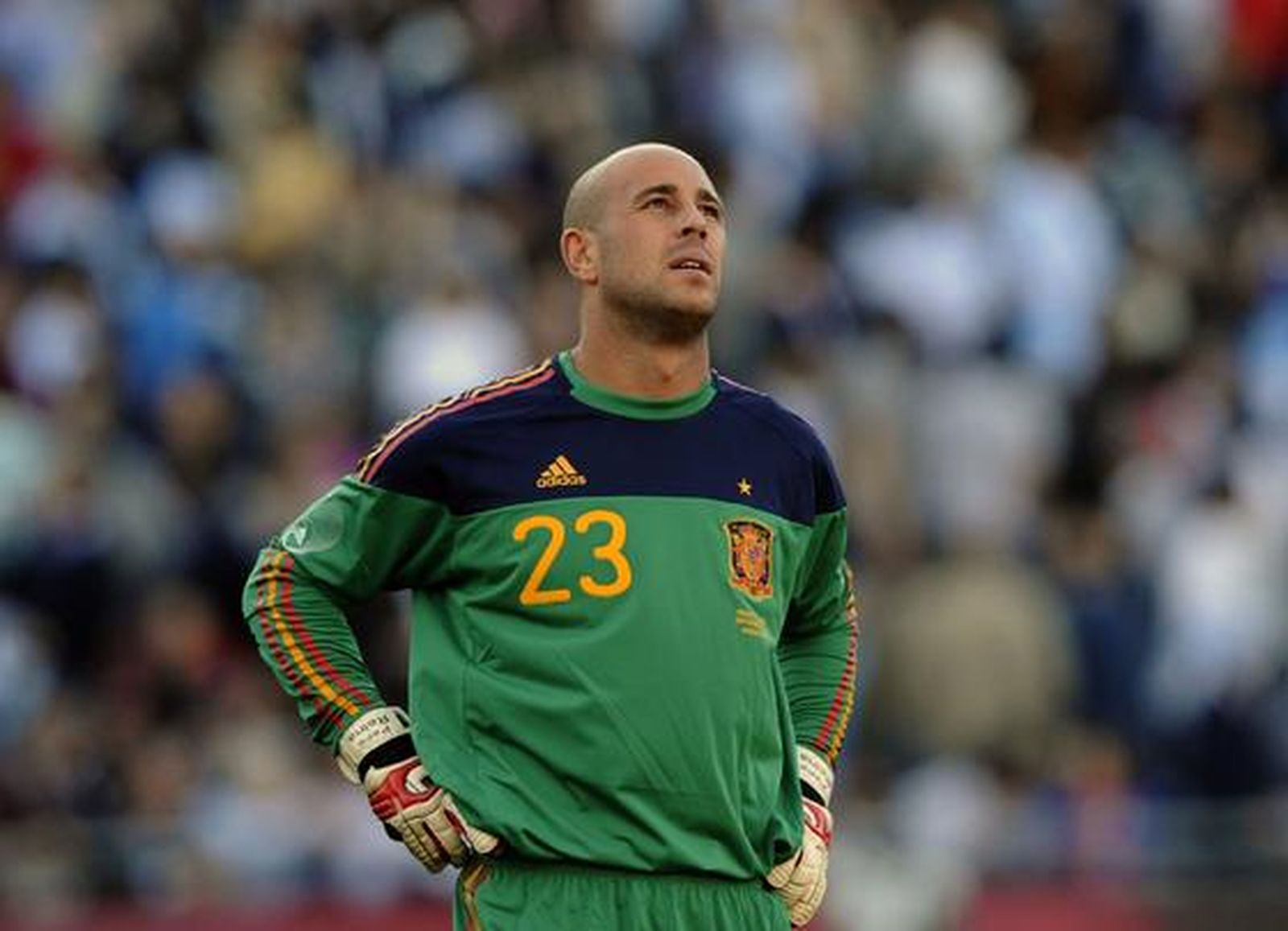Reina se lamenta del fallo que dio origen al tercer gol. / AFP