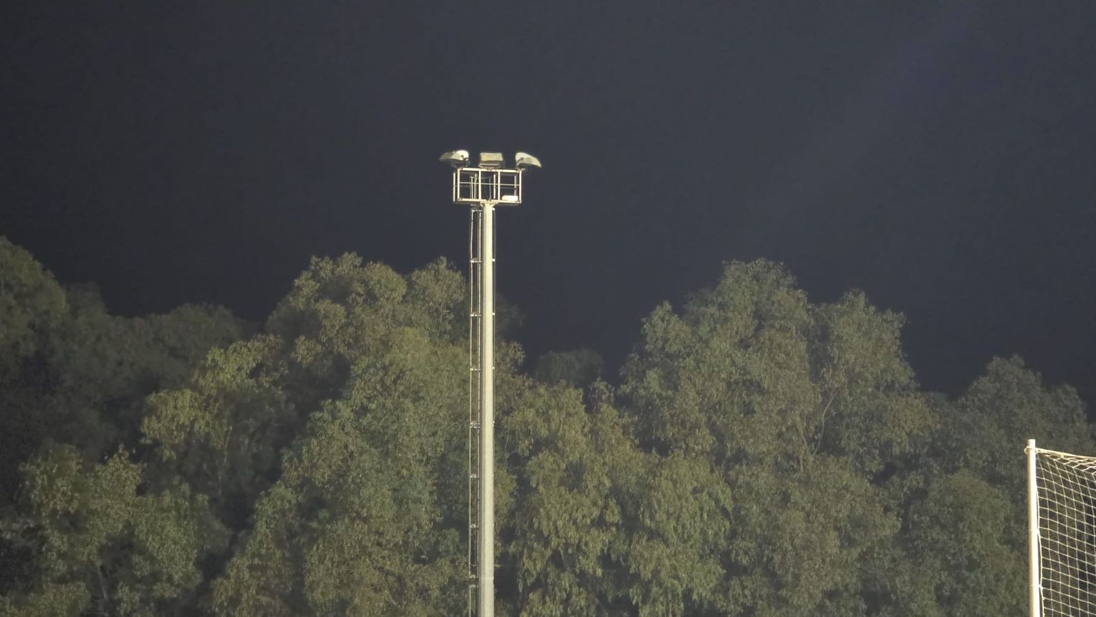 Uno de los focos apagados durante la tarde noche en los campos de La Menacha.