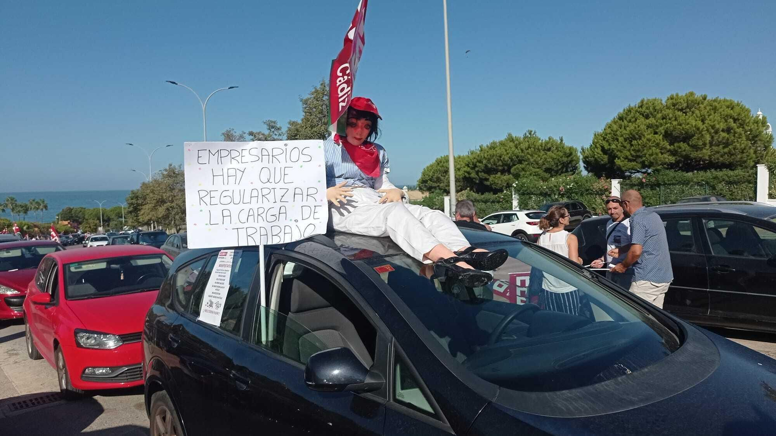 Protesta en el Novo Sancti Petri por las condiciones laborales de los hoteles.