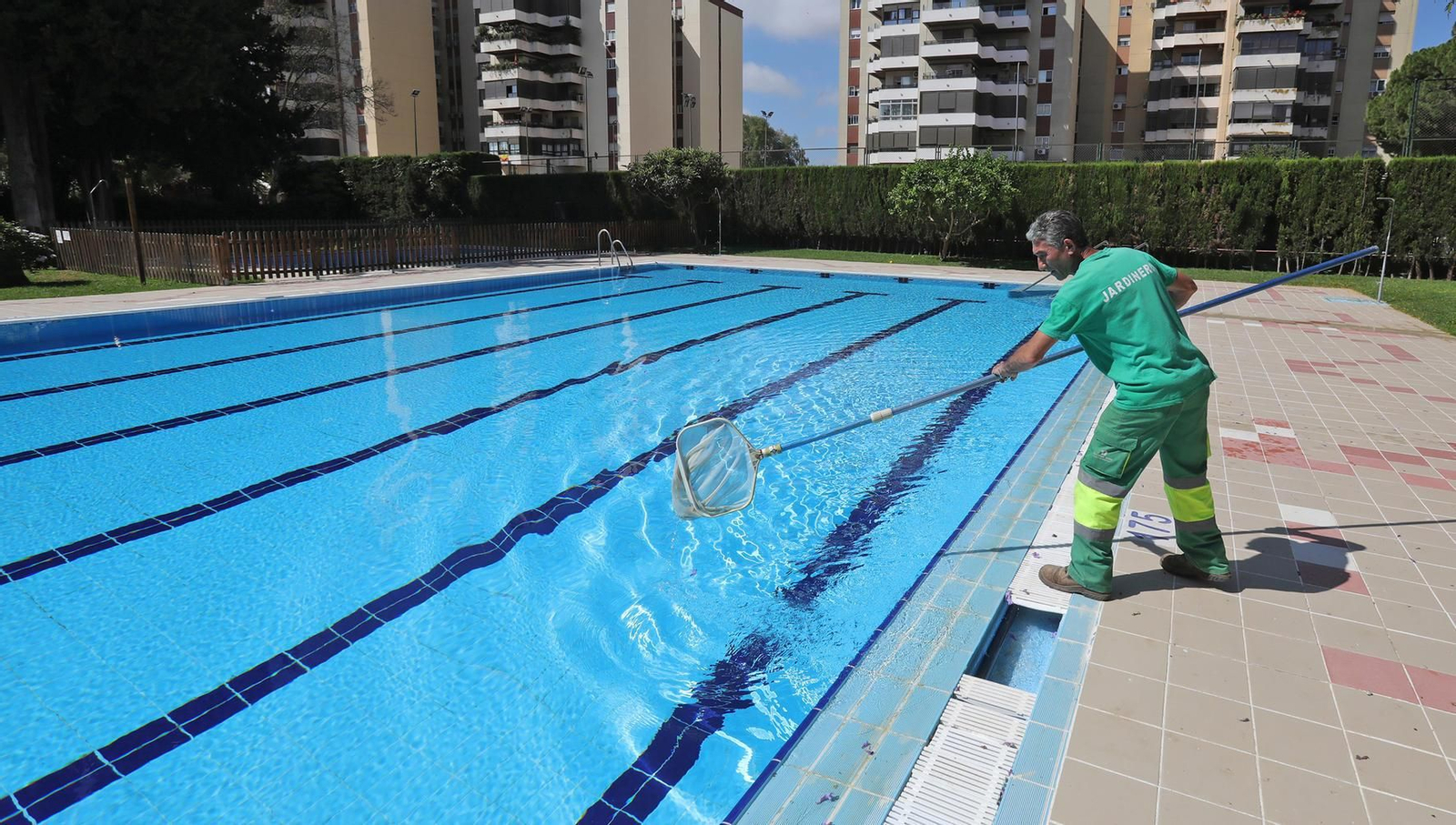 Un operario en una piscina comunitaria