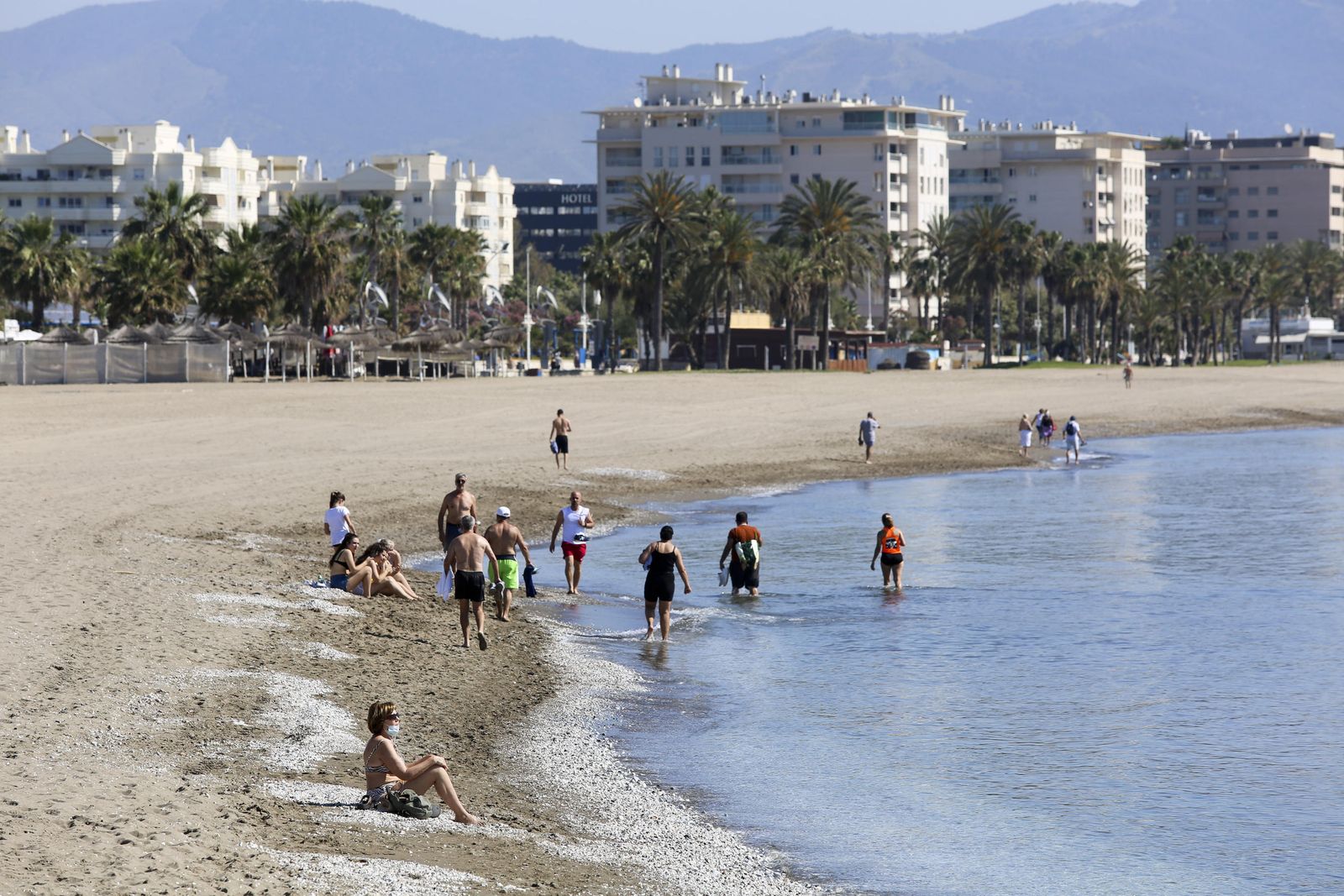 La playa de Huelin, en Málaga capital, en el cuarto día de la fase 1