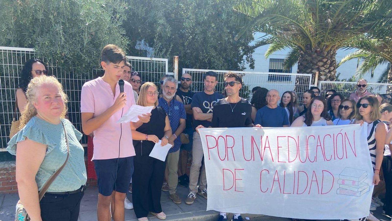 Protesta en Torreperogil para defender las líneas educativas del instituto.