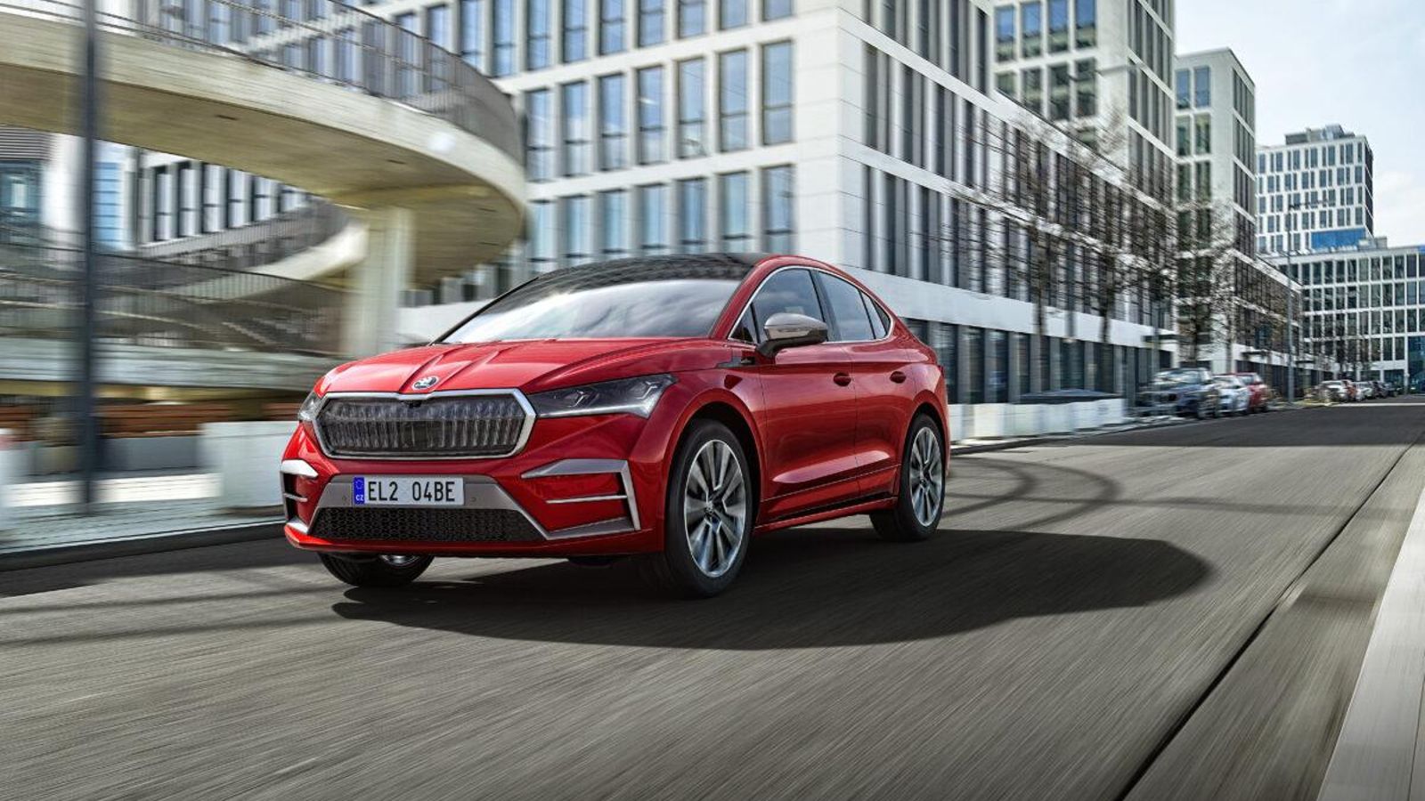 Si bien Skoda no menciona cómo en su comunicación, sí hace mención a que ahora las recargas de sus baterías se realizan más rápidamente.