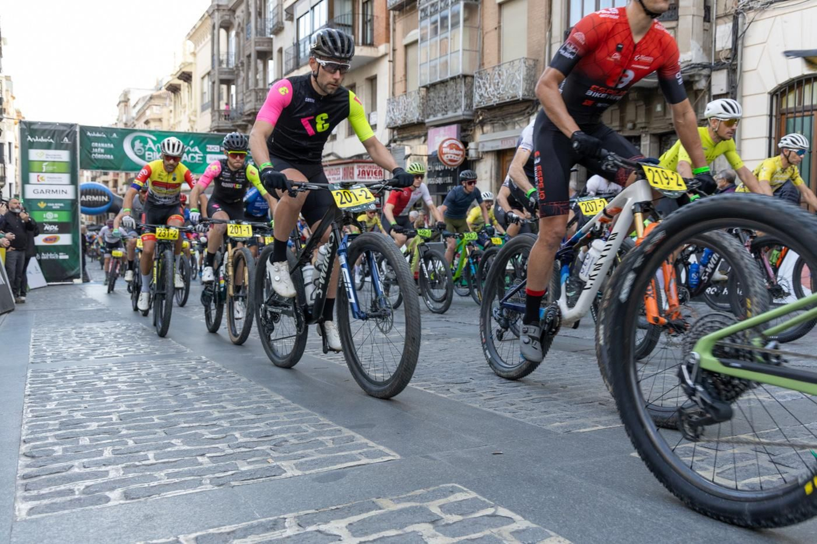 En imágenes: la Andalucía Bike Race dice adiós a Jaén con una etapa marcada por Jabalcuz