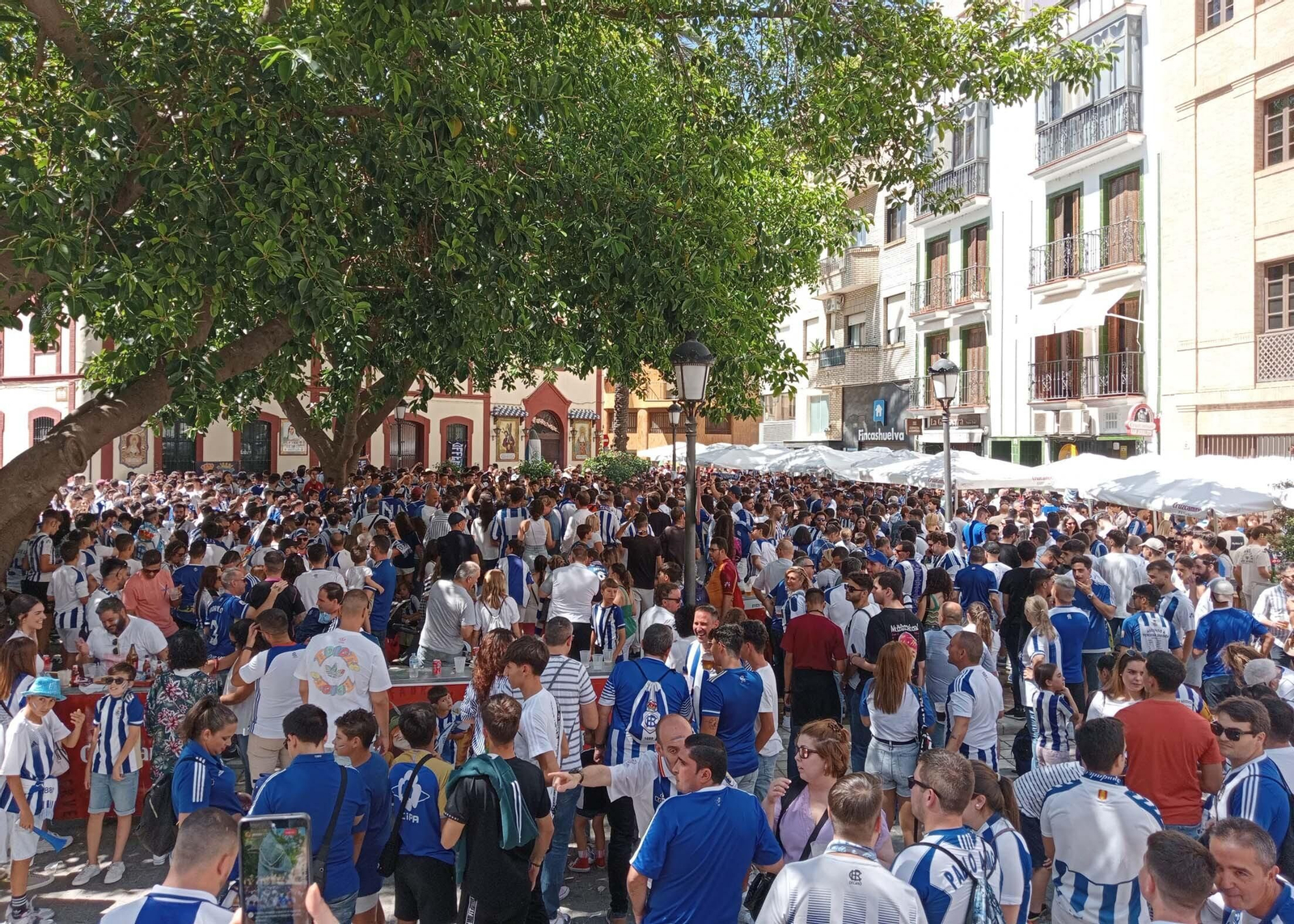 Imágenes del gran ambiente en el Nuevo Colombino en el ascenso del Recre