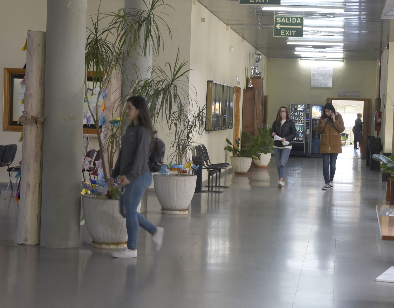 Alumnos de la UCO en uno de los pasillos de la Facultad de Ciencias de la Educación.
