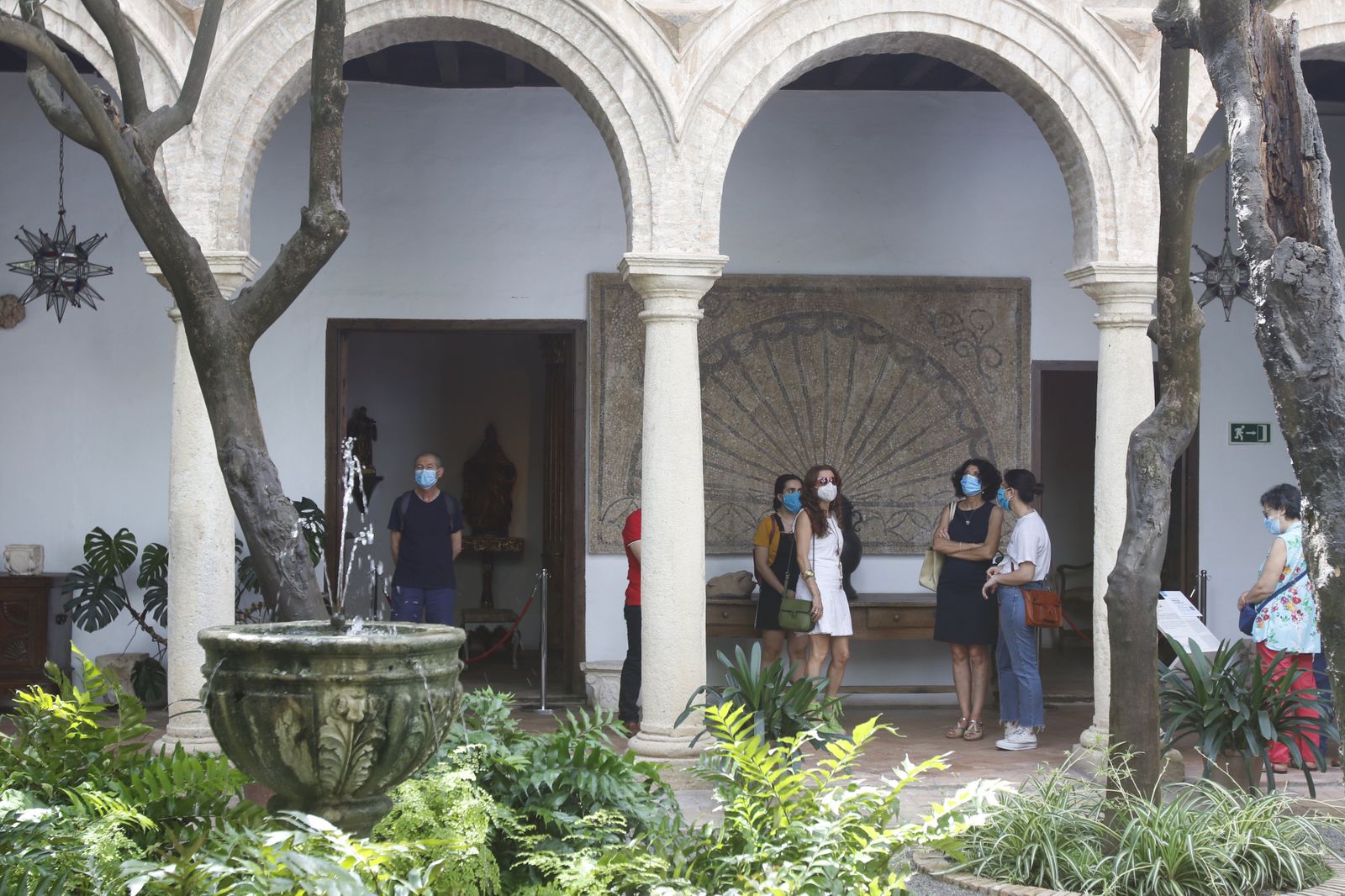 Las fotografías de los primeros paseos por el Palacio de Viana de Córdoba tras el confinamiento
