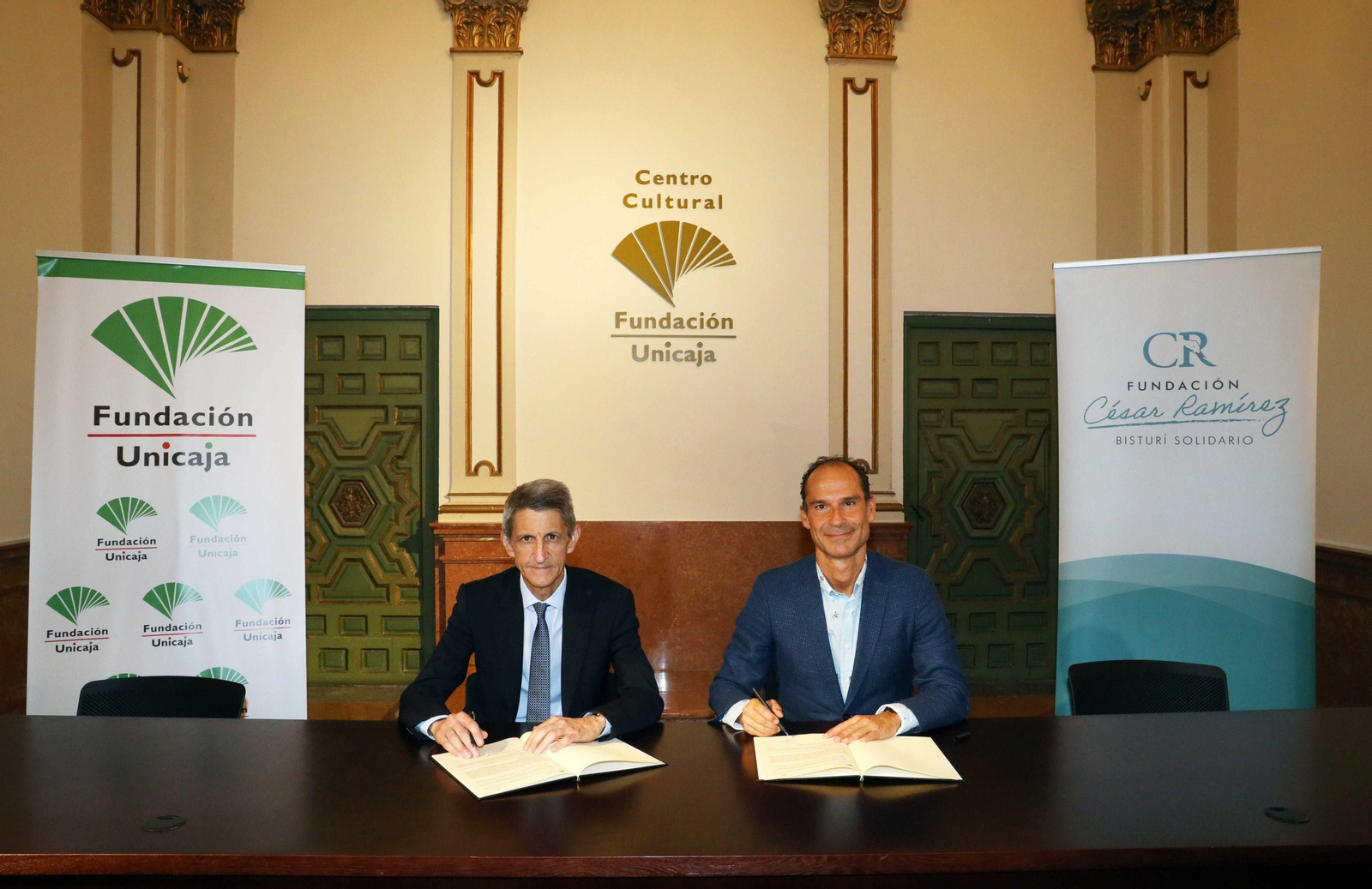 El presidente de la Fundación Bancaria Unicaja, José M. Domínguez, y el presidente de la Fundación César Ramírez Bisturí Solidario, el doctor y cirujano César Ramírez, durante la firma de un acuerdo.