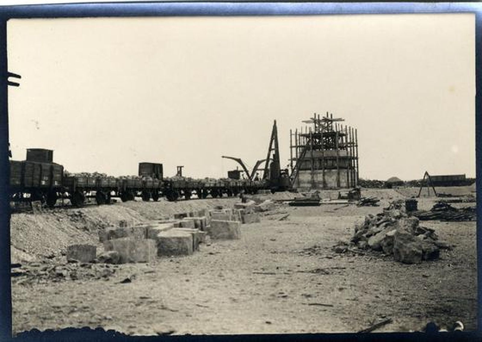 Imágenes de la construcción del Monumento a la Fe Descubridora.