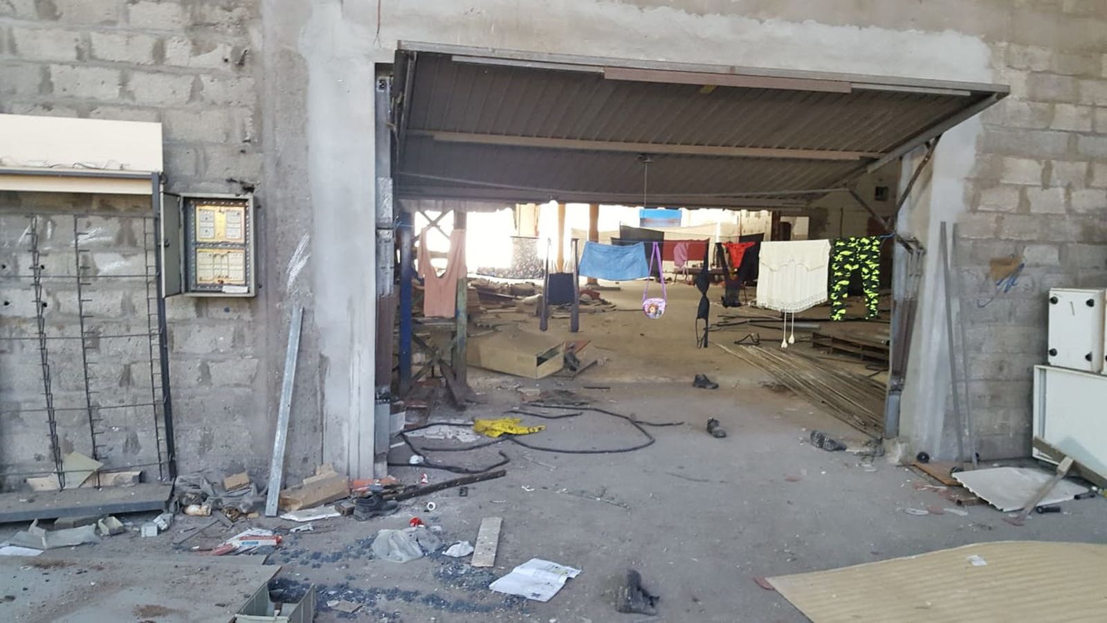 Ropa tendida que indica que la nave está okupada en su parte trasera.