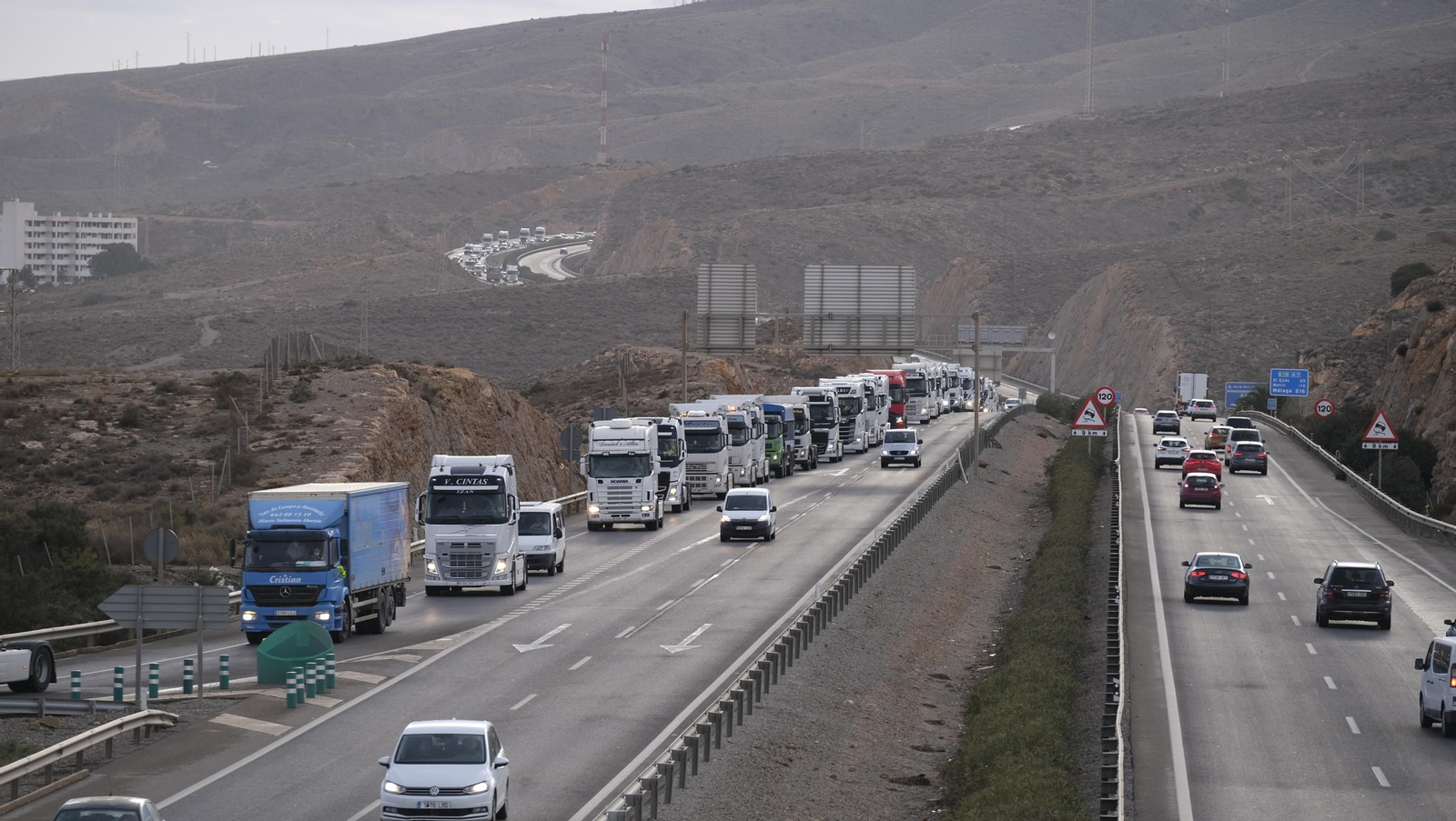 Fotogalería de la protesta de los camioneros de Almería
