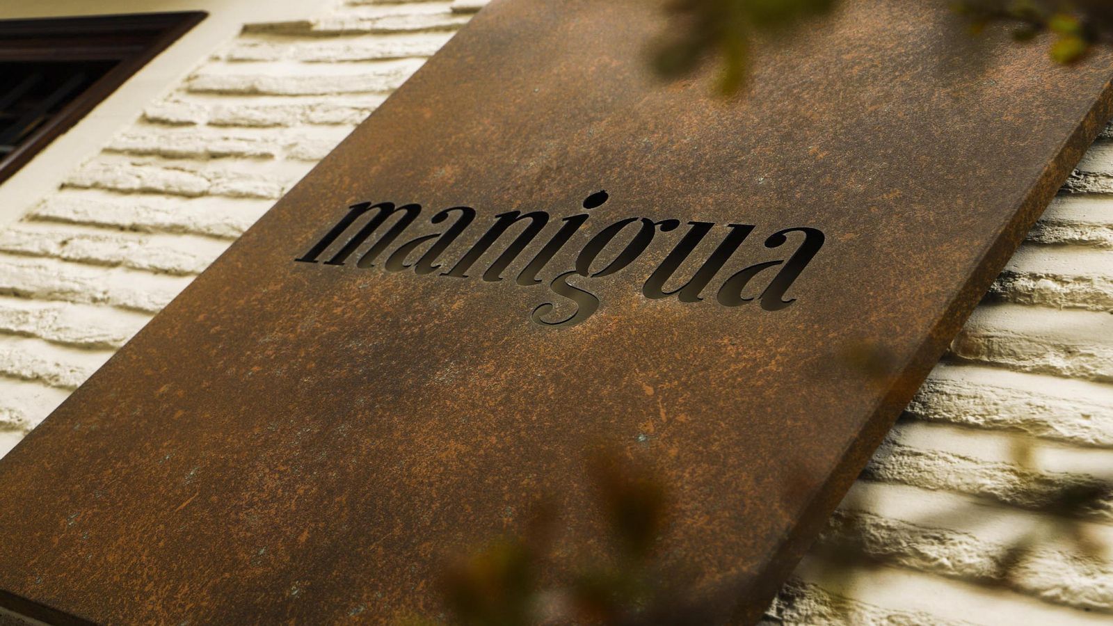 El cartel con el logotipo de Manigua